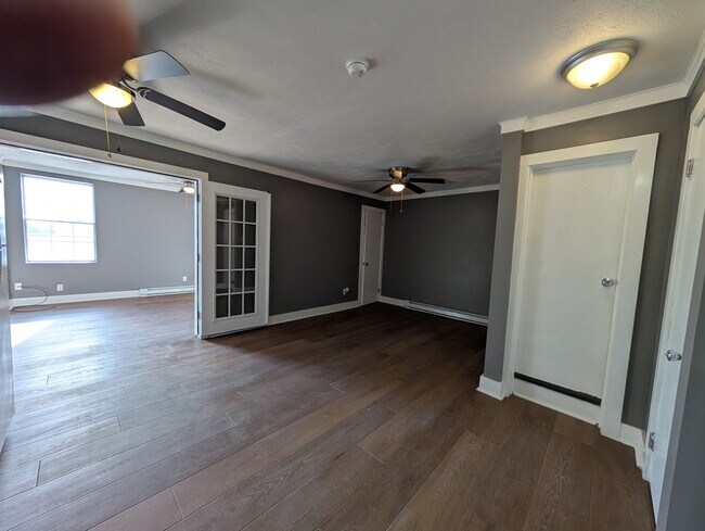 Foto del edificio - 56 1/2 W Main St-B