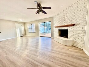 Building Photo - 1102 Serenada Dr