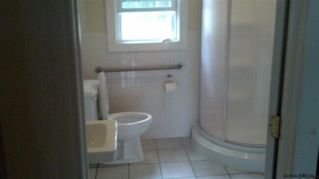 Foto del edificio - 555 Maple Ave