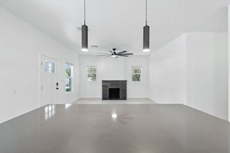 Building Photo - 840 E 6th St