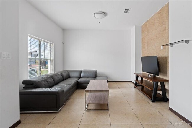 Foto del edificio - 12 Colbath Ave