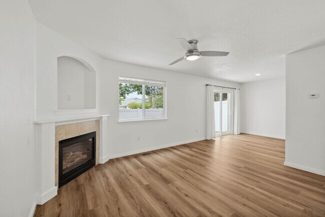 Building Photo - 3 Bedroom Kuna home with Fenced back yard - Pets Welcome!!