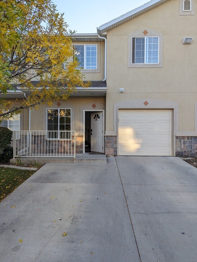 Primary Photo - Beautiful 3 bedrm 2.5 bath Townhome Copper...