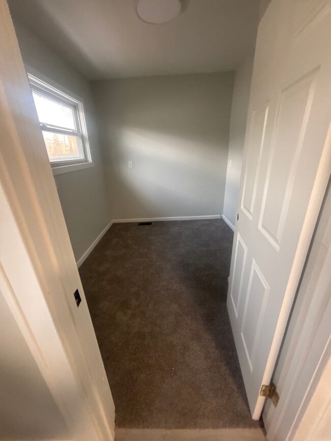 Building Photo - 2 bed 1 bath garage