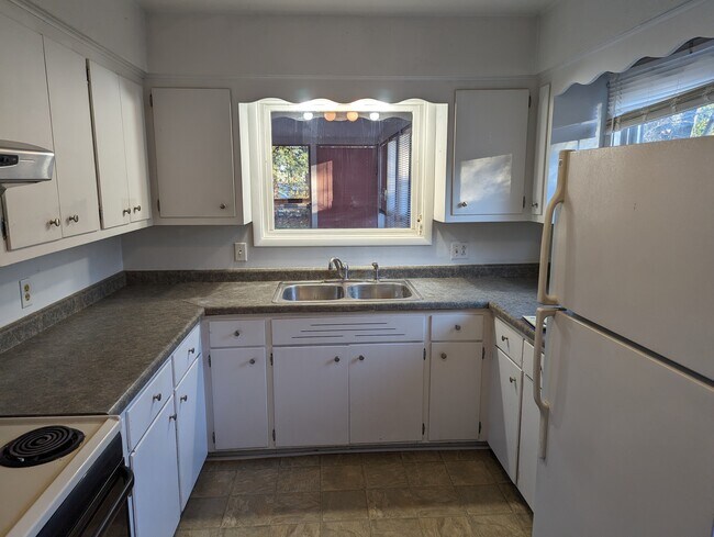 Full kitchen - 5422 Camden Rd