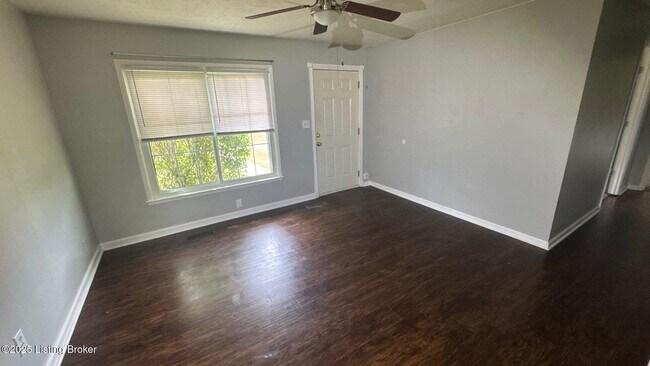 Foto del edificio - 6109 Price Ln Rd