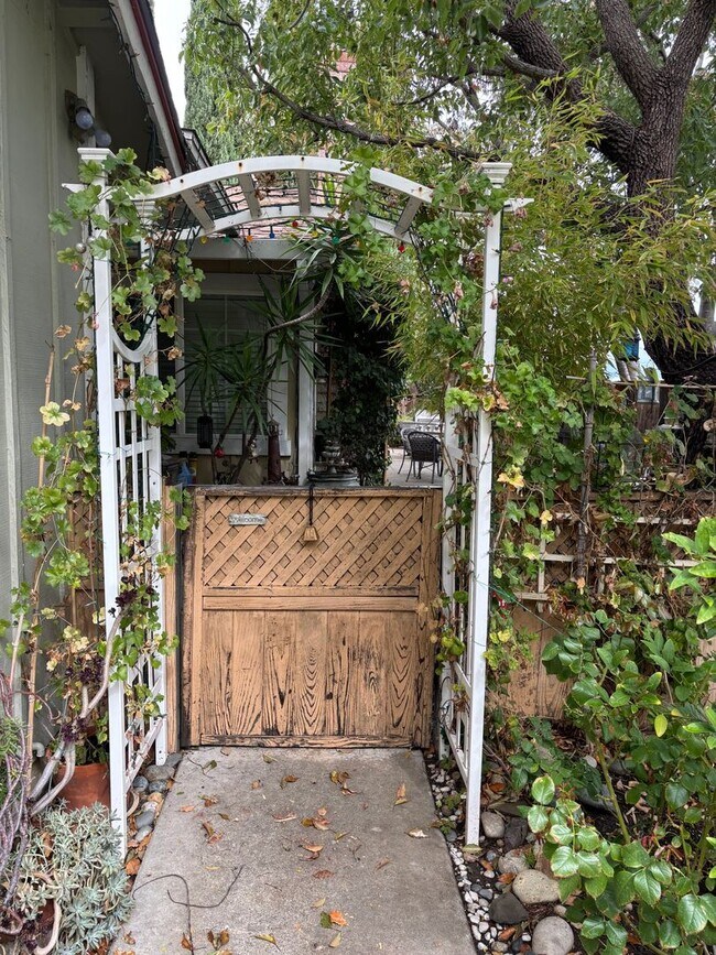 Foto del edificio - Beautiful Single-Story Townhome on Corner Lot with Private Courtyard & 2-Car Garage