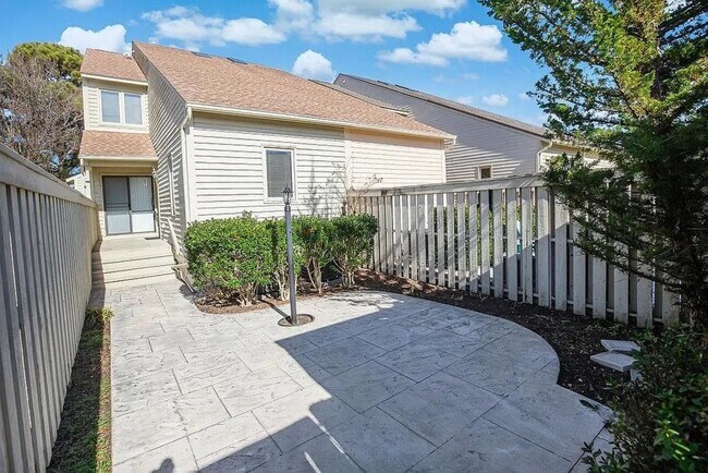 Foto del edificio - 4046 Fairway Lakes Dr