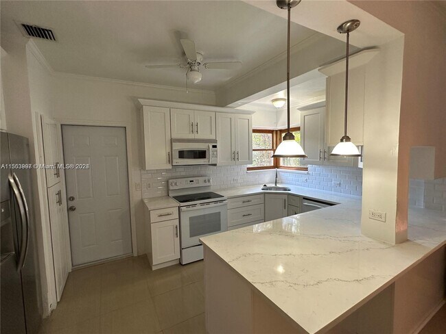 Foto del edificio - 3666 SW 13th Terrace
