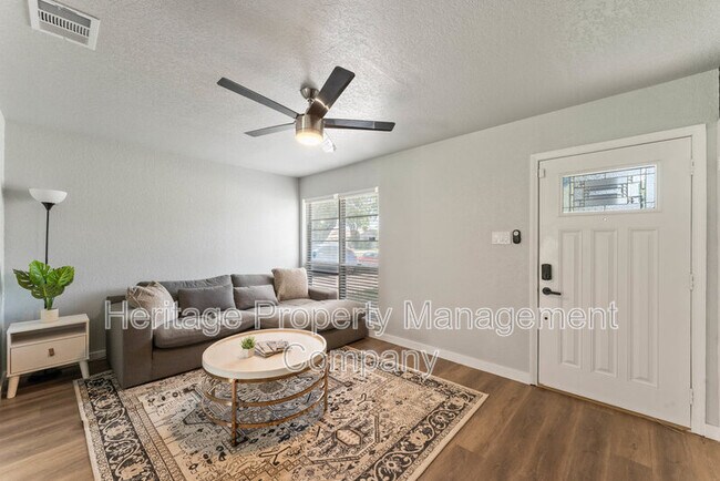 Foto del edificio - 7210 Cloverfield Ln