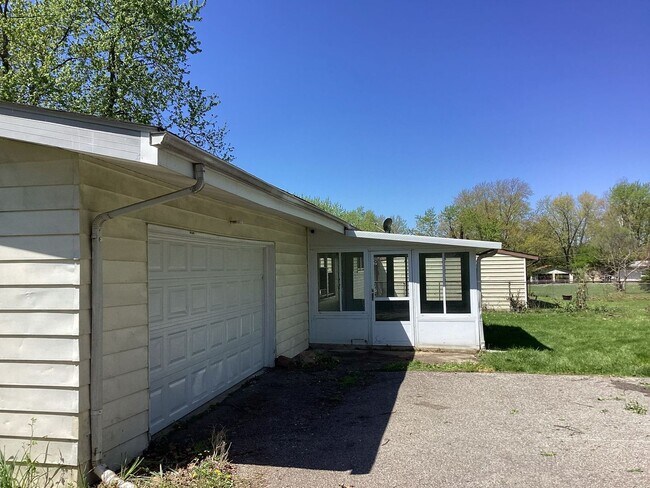 Building Photo - 4984 State Route 122 3BR/2BA (Franklin)