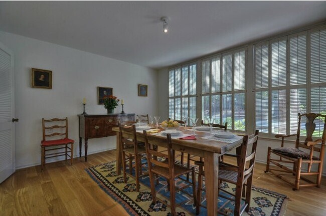 Foto del edificio - 300 Sand Hill Cir