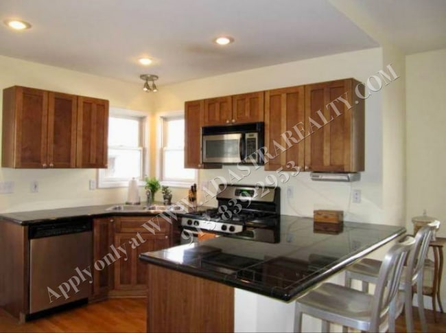 Building Photo - Updated 3 Bed 1 Bath Home Minutes From the...