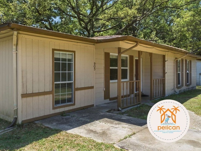 Building Photo - Spacious 4 Bedroom, 2 Bathroom Home