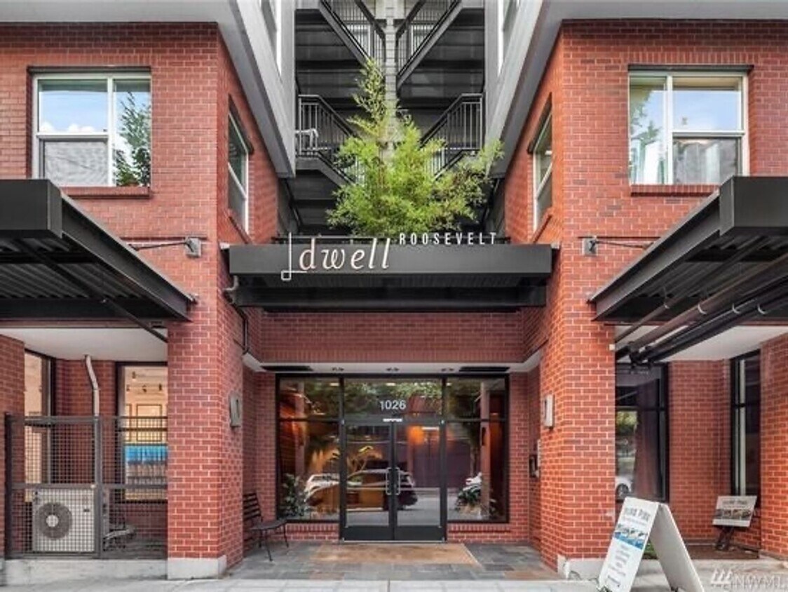 Foto principal - Light and Bright Top floor 1bd 1bath Condo!