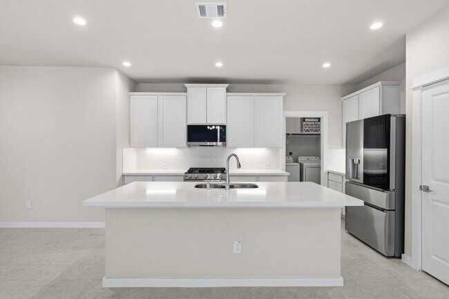 Foto del edificio - 33130 School Hl Rd