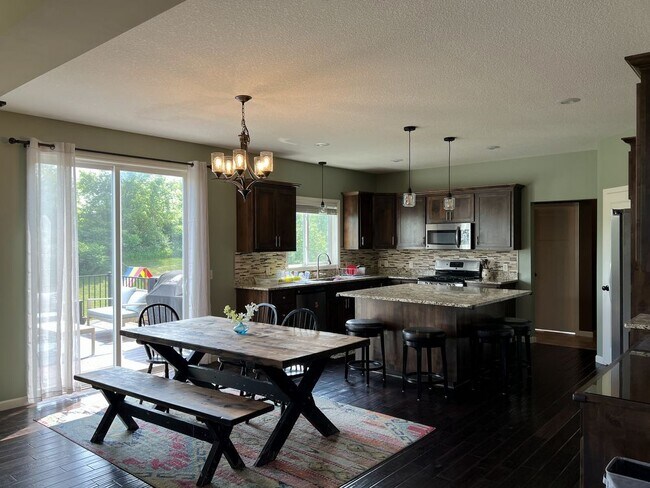 Building Photo - Beautiful Executive 5 bedroom single famil...