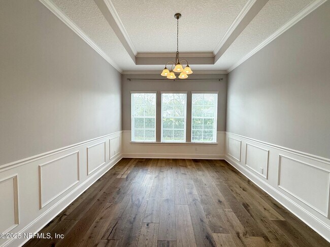 Foto del edificio - 652 Bronson Pkwy