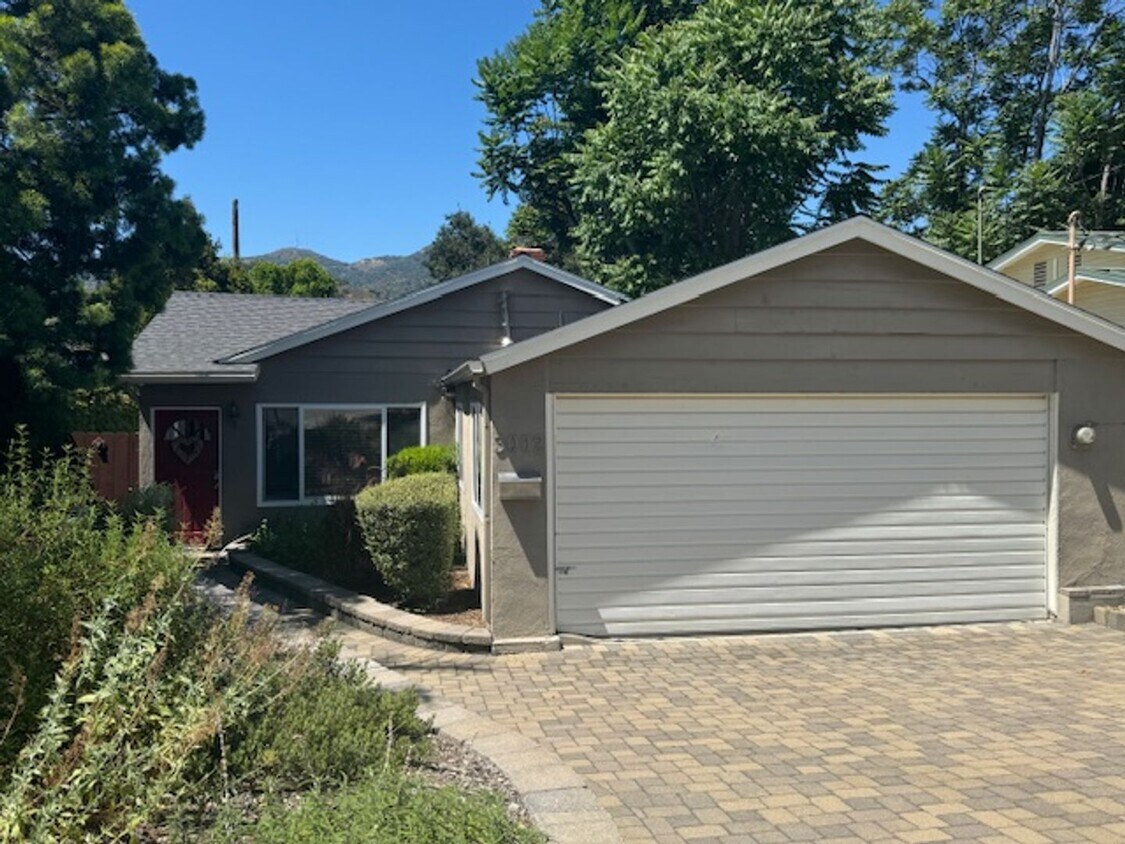 Foto principal - La Crescenta 3 bedroom 2 bath updated home.