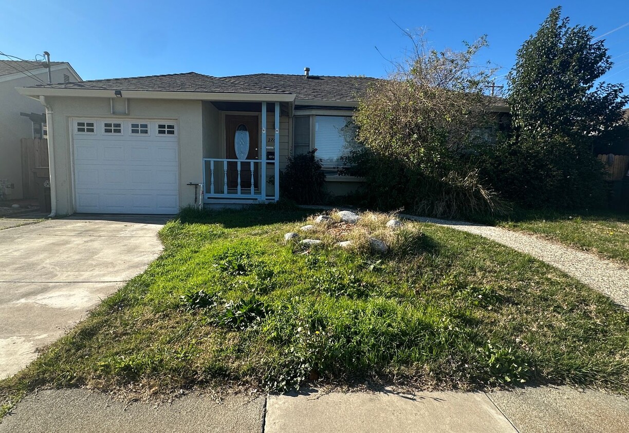 Foto principal - Lovely 3 Bed, 1 Bath with large backyard