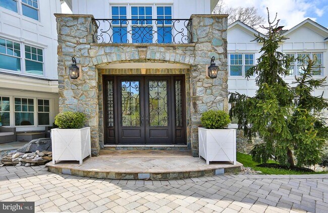 Foto del edificio - 6329 Linway Terrace