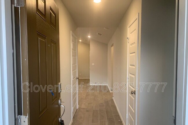 Foto del edificio - 2172 Darst Dr