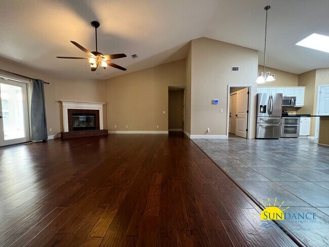 Building Photo - Grand 3 Bedroom Home in Holley by the Sea!