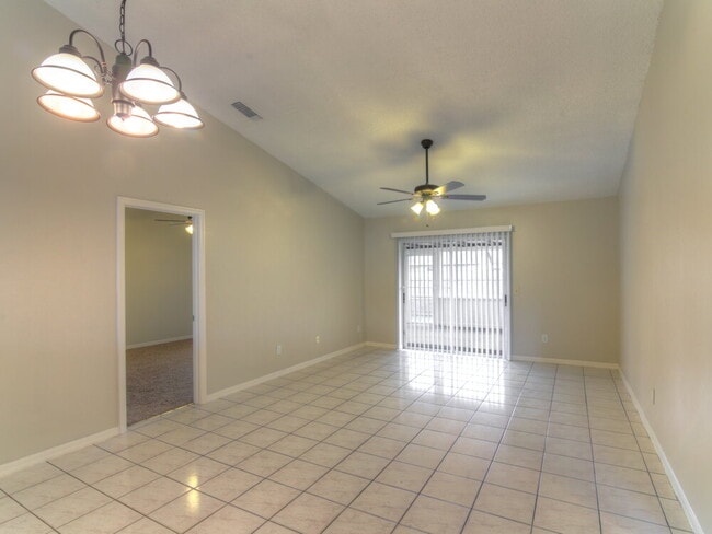 Foto del edificio - 1247 Holly Springs Cir
