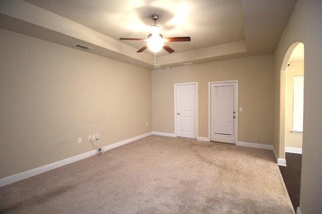 Building Photo - 3BR/2BA Home with Lawn Care Included – Mov...
