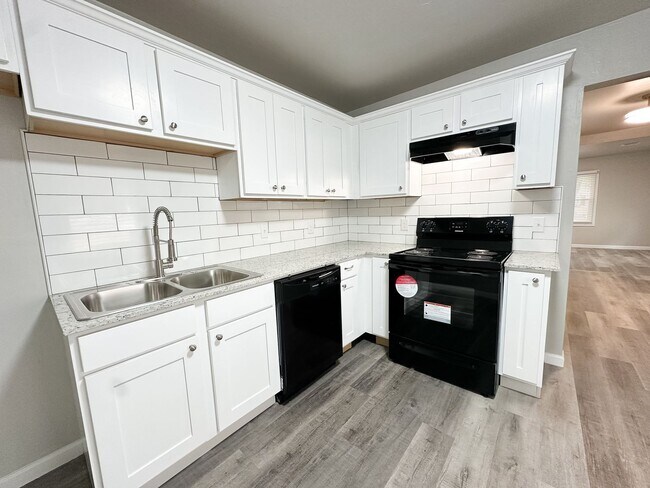 Foto del edificio - Updated 2 Bed 1 Bath - Large Carport and G...