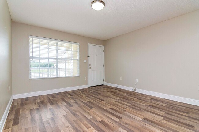 Foto del edificio - Waterfront - Top Floor- 1 Bedroom 1 Bath f...