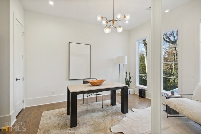 Building Photo - 3041 Parkridge Dr NE