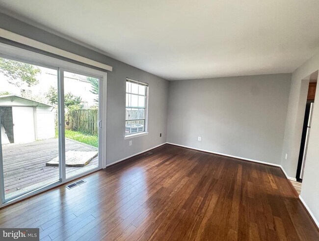 Foto del edificio - 6674 Ducketts Ln