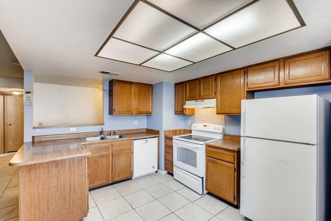 Building Photo - 2 Bedroom CONDO at a GREAT PRICE!