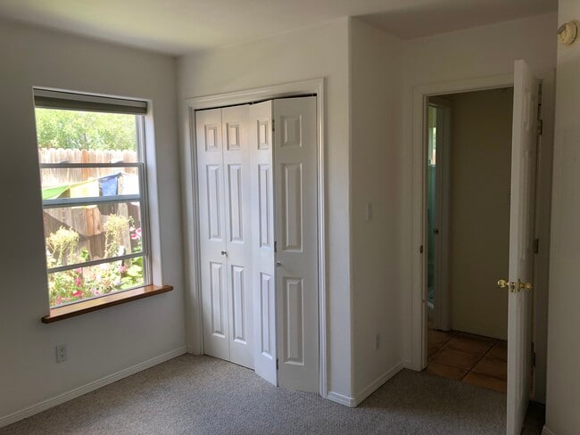 Building Photo - 1220 Senda Del Valle