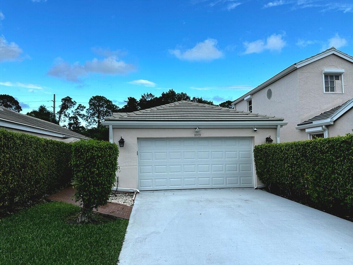 1009 Island Manor Dr, Greenacres, FL 33413 Townhome Rentals in