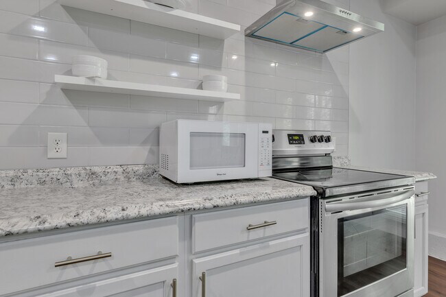 Kitchen - 8008 Louis Dr