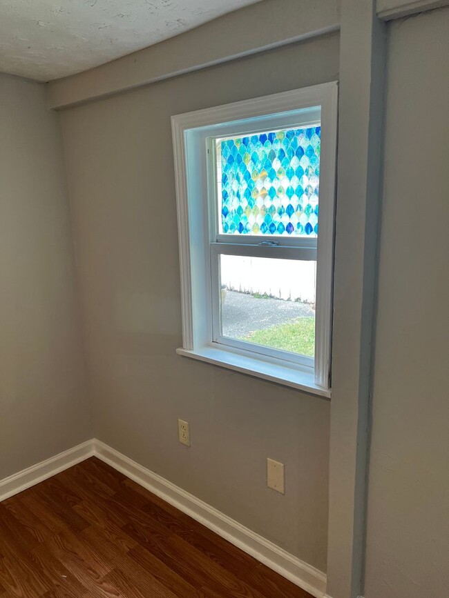 Building Photo - 3 Bedroom 1 Bath