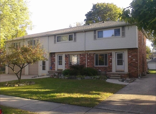 Building Photo - 128 E Farnum Ave