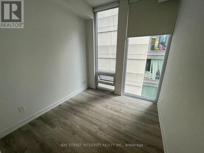 Photo du bâtiment - 28 Wellesley St E