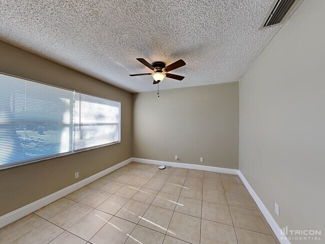 Building Photo - 1721 W Comanche Avenue Tampa FL