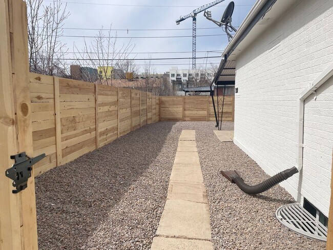 Building Photo - Gorgeous remodeled 2 bedroom in Triplex!