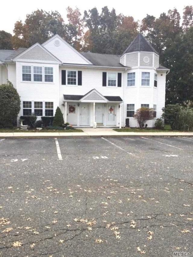 40 Country View Ln, Middle Island, NY 11953 Condo for Rent in Middle