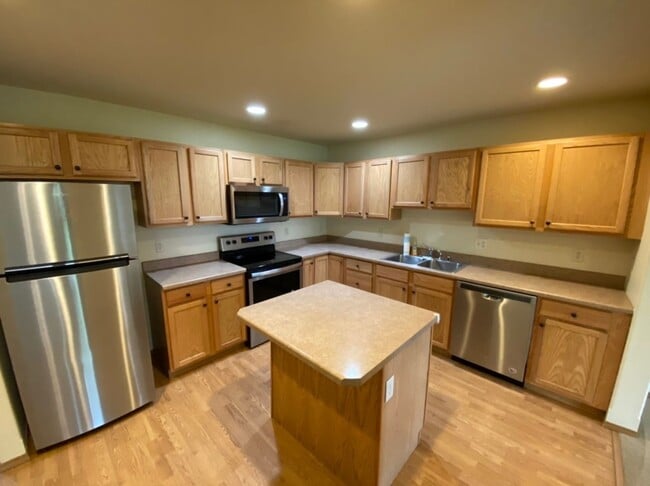 Building Photo - 3 Bed 2.5 Bath Condo that backs to the park!