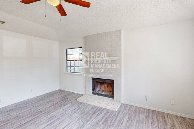 Foto del edificio - Recently Updated 3 Bedroom Unit in Duplex ...