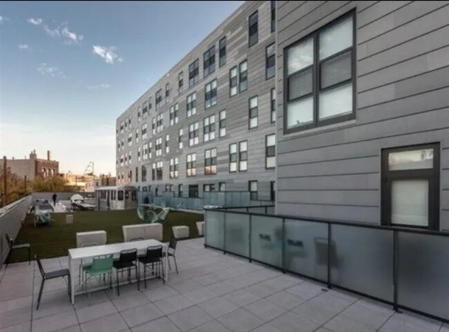 Foto del edificio - 2211 N Milwaukee Ave