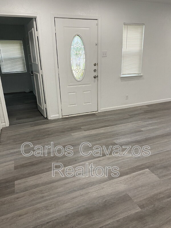 Foto del edificio - 1617 Meadowbrook Dr