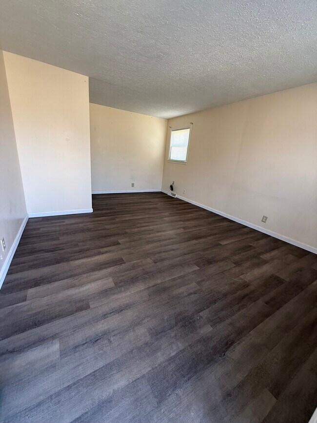 Building Photo - 1736 Greenwood Rd