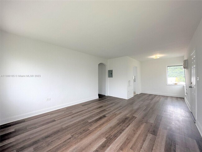 Building Photo - 1920 Biarritz Dr