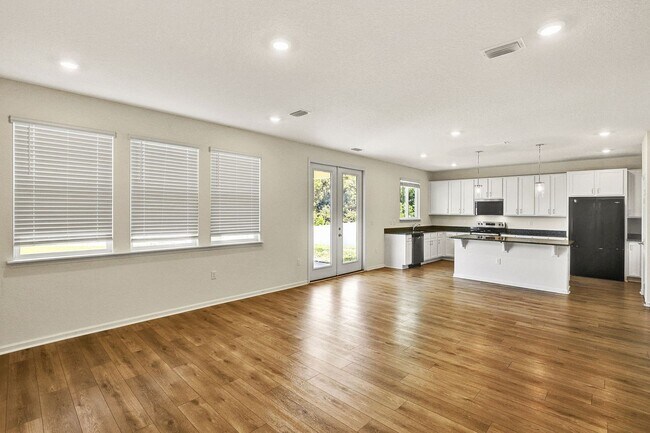 Foto del edificio - Like new 4 bedroom/ 3 bathroom home on the Westside